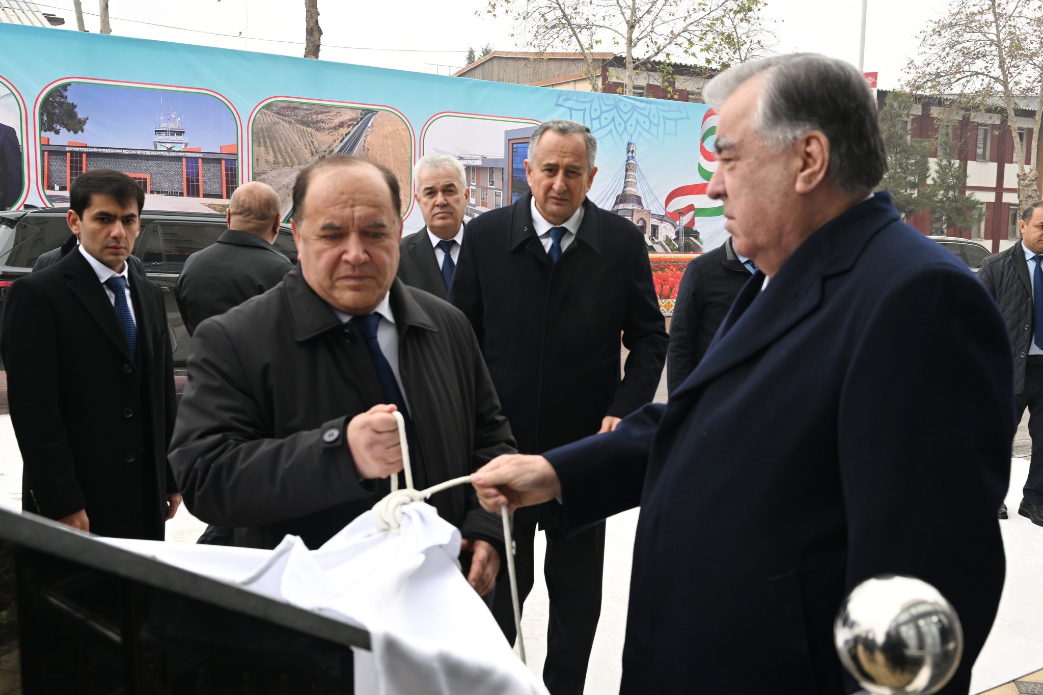 Мулоқот бо ятимони кулл, хонандагони болаёқат, ғолибони озмунҳои ҷумҳуриявӣ дар шаҳри Бохтар ва тақдими туҳфаҳо ба онҳо