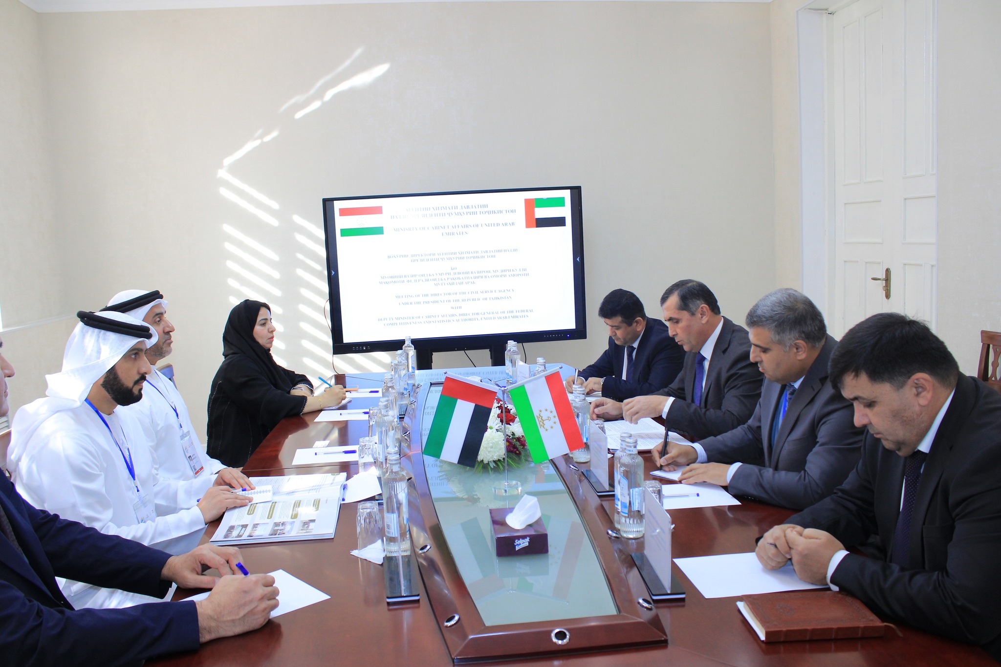 Вохӯри бо муовини вазир оид ба умури Девони вазирон, мудири кулли мақомоти федералӣ оид ба рақобатпазирӣ ва омори Амороти Муттаҳидаи Араб